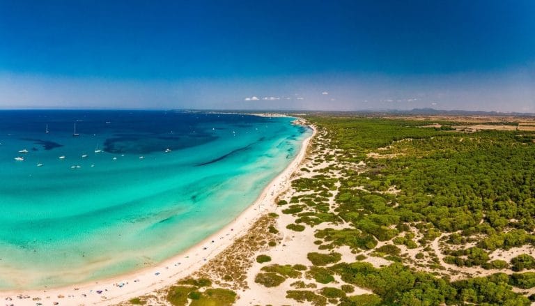 Vista aérea de la playa de Es Trenc con arena blanca y aguas turquesas en Mallorca
