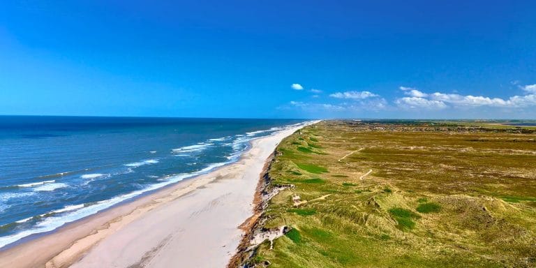 Vista panorámica de la playa de Hvide Sande y el entorno del faro de Lyngvig en Jutlandia, Dinamarca