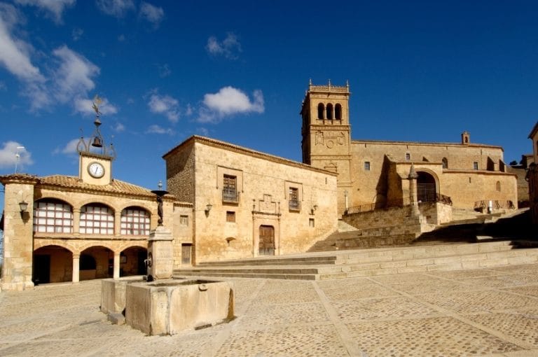 Plaza Mayor de Morón de Almazán con Ayuntamiento, fuente e iglesia bajo cielo despejado, Soria