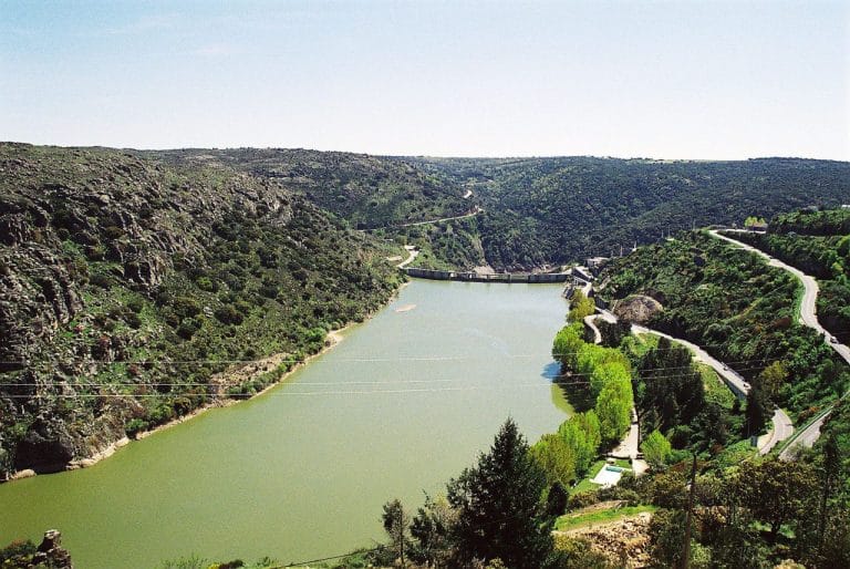Vista panorámica de la presa de Miranda do Douro en Portugal sobre el río Duero
