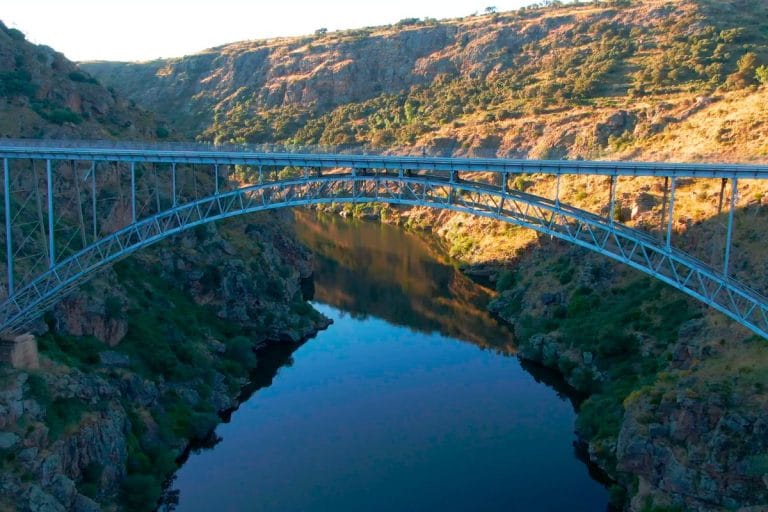 Puente de Requejo sobre el río Duero en Villadepera, Parque Natural Arribes del Duero, Zamora.