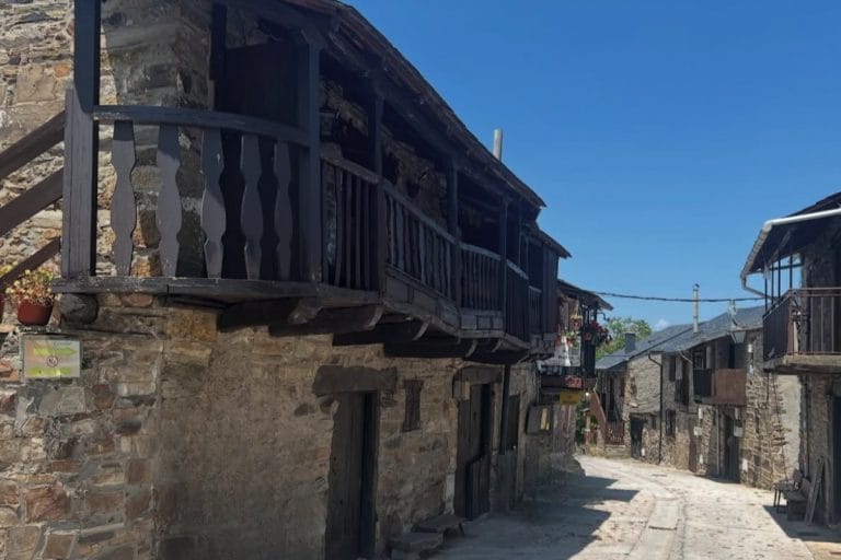 Calle con casas de piedra y balcones de madera en Riego de Ambrós, Camino de Santiago, León.