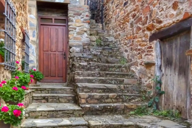Escaleras de piedra y casas tradicionales en Riego de Ambrós, Camino de Santiago en León.
