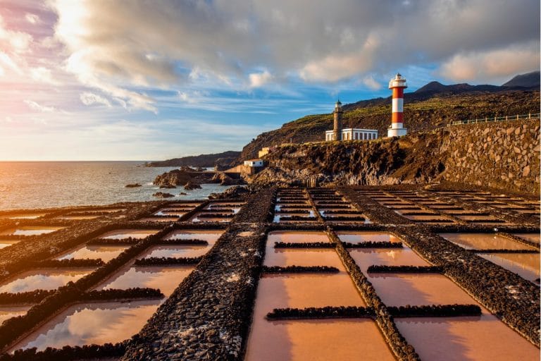 Salinas de Fuencaliente con vistas al océano Atlántico y los faros de La Palma