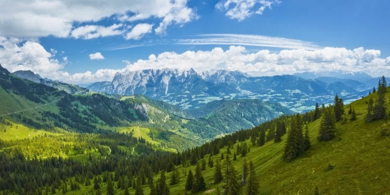 Vista panorámica de los Alpes en el Tirol con el macizo Wilder Kaiser en Austria