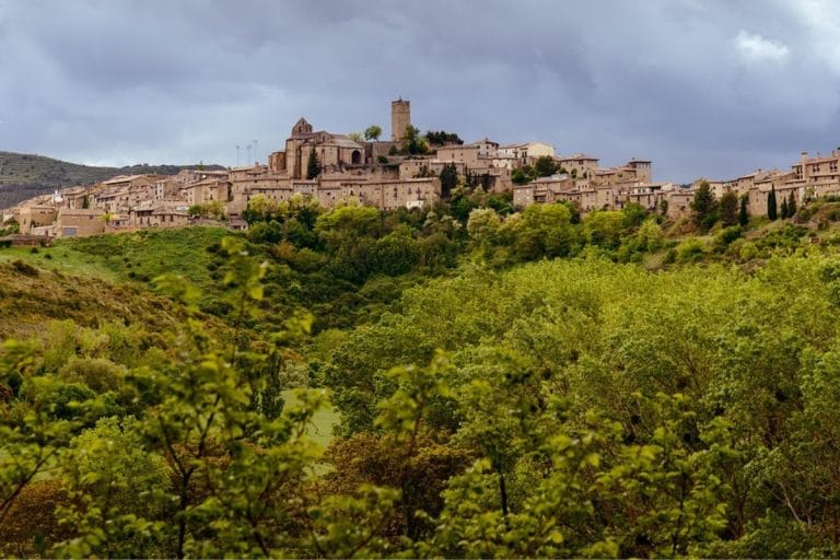 Vista panorámica de Sos del Rey Católico, pueblo medieval en Zaragoza rodeado de naturaleza