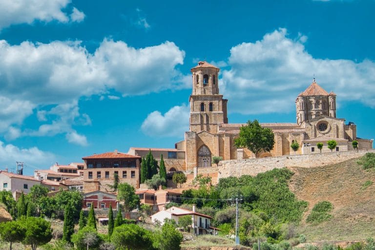 Vista panorámica de Toro con la Colegiata de Santa María la Mayor en Zamora.
