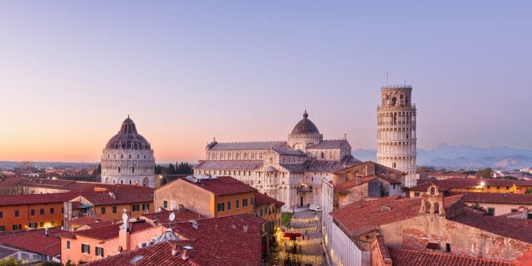 Vista panorámica de la Torre Inclinada de Pisa con la Catedral y el Baptisterio en la Piazza dei Miracoli Italia