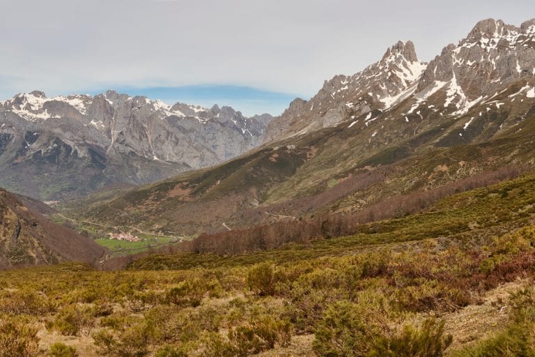 Panorámica del Valle de Valdeón en los Picos de Europa, con montañas nevadas, bosques y pueblos tradicionales en León.