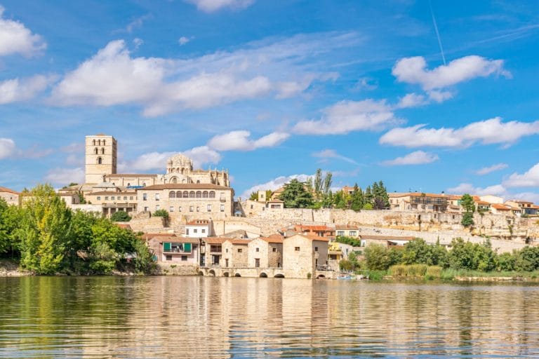 Vista panorámica de Zamora con la Catedral y el río Duero reflejando la ciudad