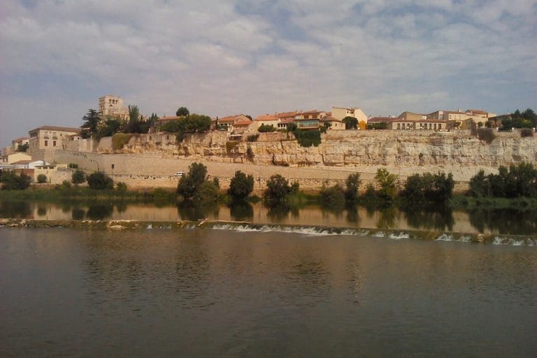 Panorámica de Villanueva de Campeán en Zamora con el río Duero en primer plano