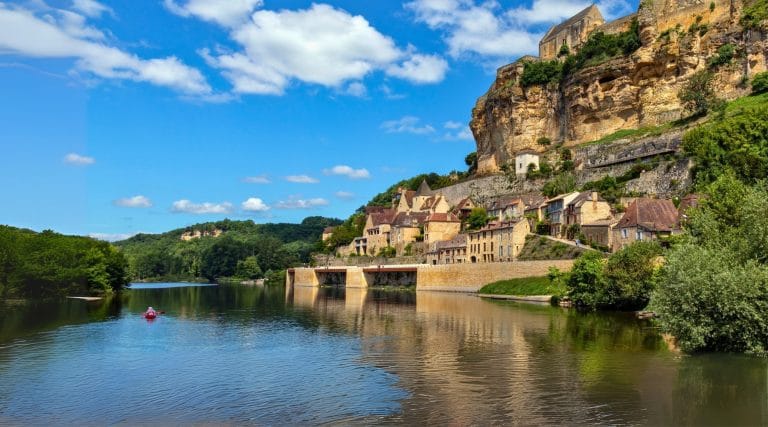 Vista del pueblo de Beynac-et-Cazenac junto al río Dordoña en Nueva Aquitania, Francia