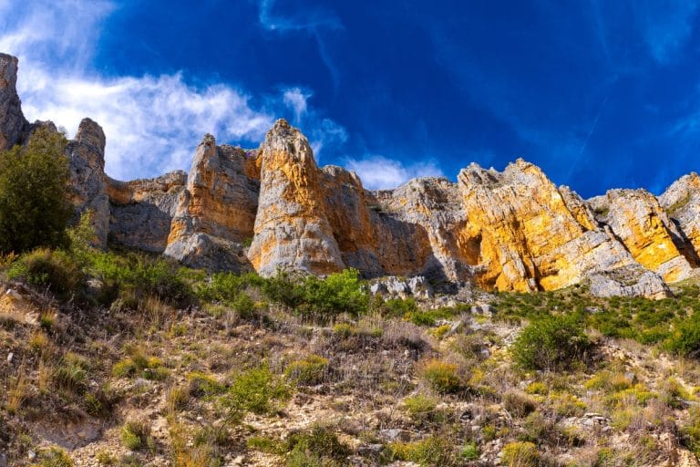 Formaciones rocosas del cañón del río Riaza en Segovia bajo un cielo azul despejado