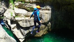 Inicia tu descenso de barrancos en Huesca con el mejor equipo de neopreno y seguridad. La actividad perfecta para sentir la adrenalina en los ríos de Aragón.