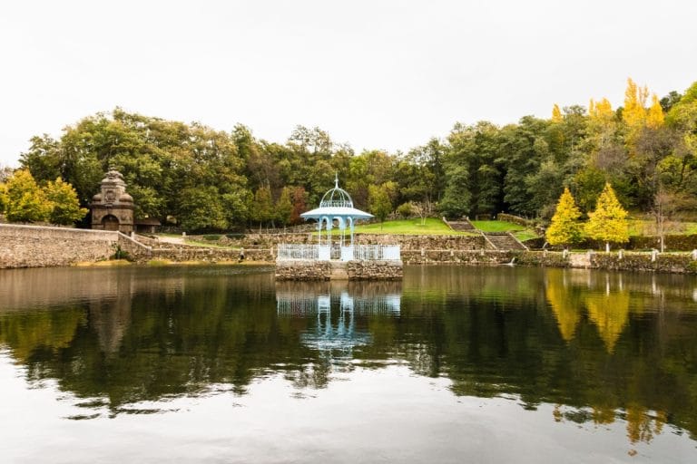Jardín histórico El Bosque en Béjar Salamanca con estanque y templete central