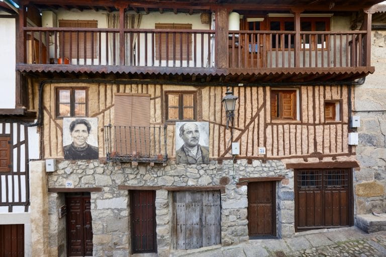 Fachadas tradicionales con retratos en Mogarraz Sierra de Francia Salamanca
