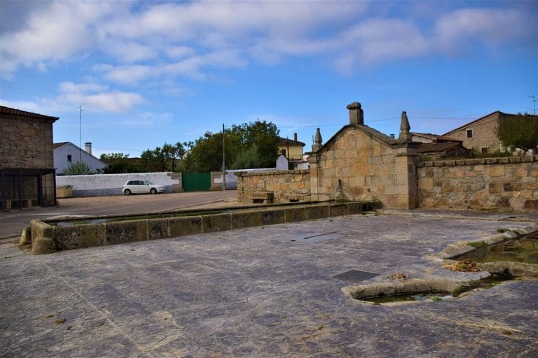 Fuente y antiguo lavadero de piedra en Aldea del Obispo, Salamanca