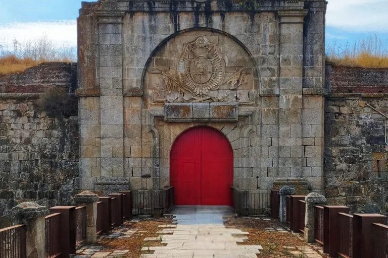 Puerta principal del Fuerte de la Concepción en Aldea del Obispo, Salamanca