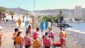 Tour guiado en kayak por Tenerife. Explora los impresionantes acantilados y cuevas marinas de la isla con un grupo de amigos y familia.