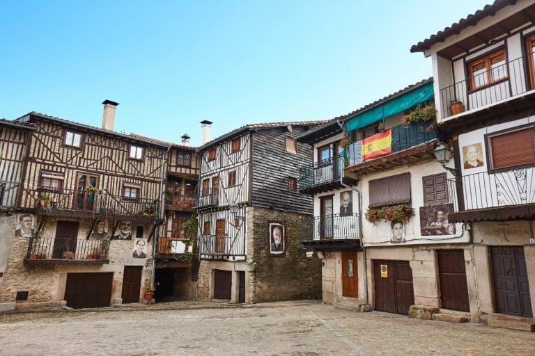 Casas tradicionales con retratos en fachadas en Mogarraz Sierra de Francia Salamanca