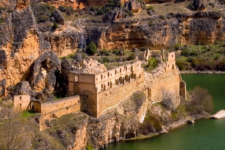 Ruinas del Monasterio de la Hoz en las hoces del río Duratón en Segovia junto al cañón y el río