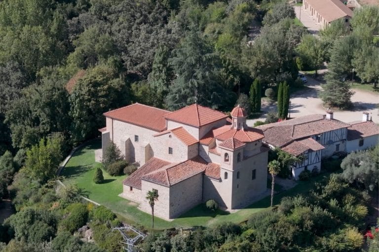 Ermita de San Blas en Candeleda, Ávila, rodeada de vegetación vista desde el aire.