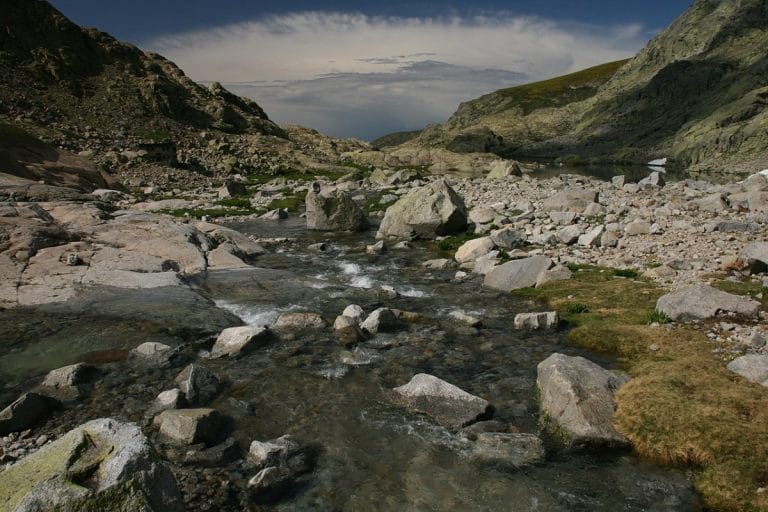 Río de montaña con rocas y paisaje rocoso en la Laguna de Gredos, Sierra de Ávila.