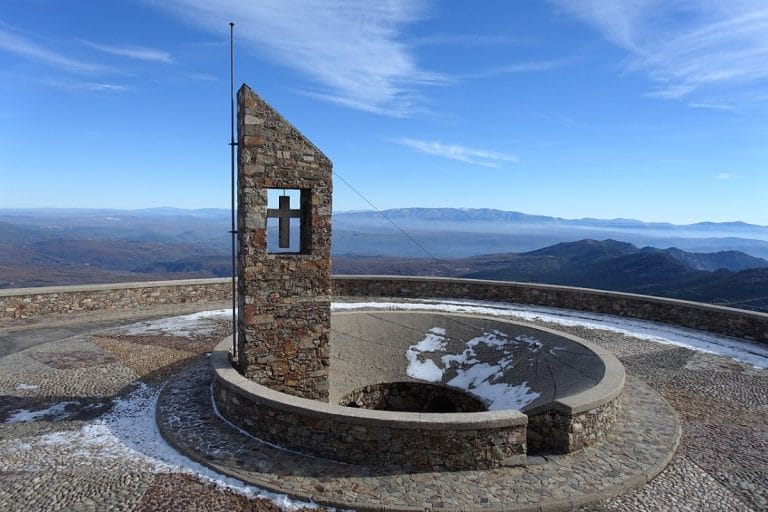 Mirador en la cima de la Peña de Francia en Salamanca, con cruz de piedra y vistas panorámicas de las montañas y valles de la Sierra de Francia