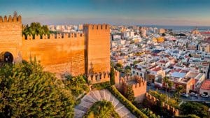 Impresionante vista panorámica de la Alcazaba de Almería al atardecer. Descubre la majestuosidad de este monumento histórico que domina la ciudad.