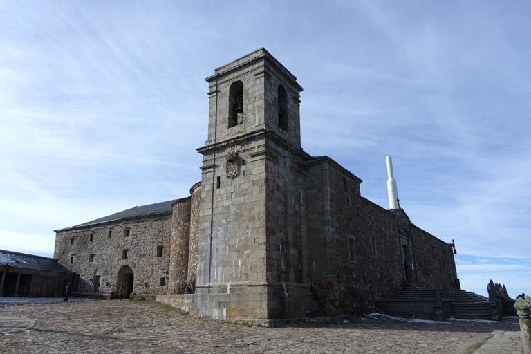 Santuario de la Virgen de la Peña de Francia en Salamanca, iglesia de piedra ubicada en la cima de la montaña con vistas espectaculares de la Sierra de Francia