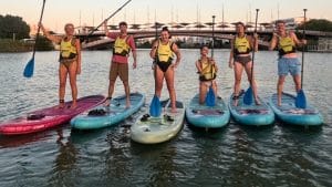 Alquila tu tabla de Paddle SUP en Sevilla. Disfruta de un tranquilo paseo con espectaculares vistas de la ciudad desde el agua.