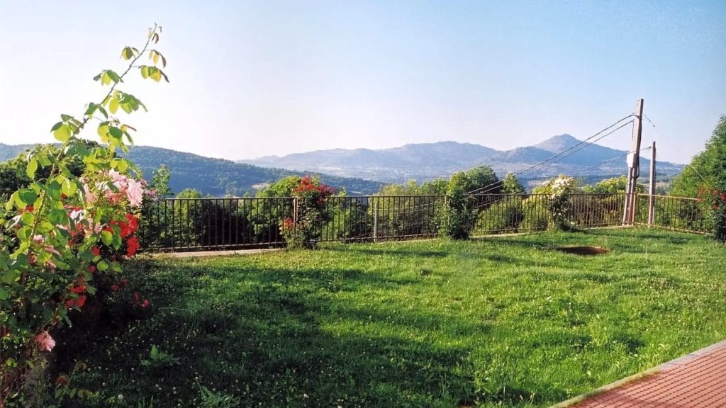 Alojamiento en cabañas y bungalows en el Camping 5 Castaños de Salamanca. Disfruta de la comodidad y el turismo rural en plena naturaleza.