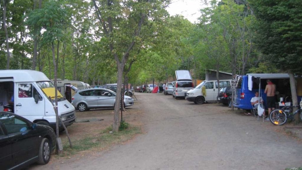 Alojamiento en cabañas en el Camping Válor (Tevelez) en Granada. Disfruta del turismo rural con todas las comodidades en un entorno de montaña ideal para el descanso.