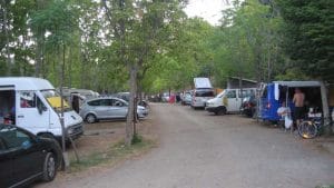 Alojamiento en cabañas en el Camping Válor (Tevelez) en Granada. Disfruta del turismo rural con todas las comodidades en un entorno de montaña ideal para el descanso.