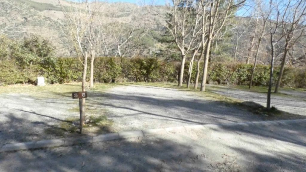 Parcelas amplias y sombreadas en el Camping Tevelez (Válor). El lugar ideal para tu caravana, autocaravana o tienda de campaña en un entorno natural en la provincia de Granada.