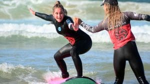 Aprende a surfear con la mejor escuela de surf en Cantabria. Disfruta de la experiencia de cabalgar las olas en la costa con el equipo y la seguridad necesarios.