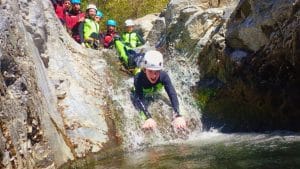Barranquismo en el Río Guadalmina, Málaga. La aventura acuática ideal para disfrutar de la naturaleza en grupo, con saltos y pozas en un entorno de cañón espectacular.