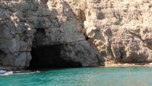 Alquila o únete a una ruta en kayak para descubrir los impresionantes acantilados y cuevas cerca de la Cueva del Lobo Marino. Una aventura costera inolvidable.