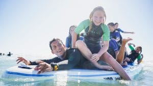 CLASES DE SURF Y CAMPAMENTOS PARA MENORES