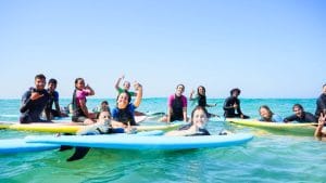 Clases o alquiler de Paddle Surf en Cádiz. La actividad ideal para disfrutar en grupo en la playa, con aguas tranquilas perfectas para aprender a usar la tabla de SUP.