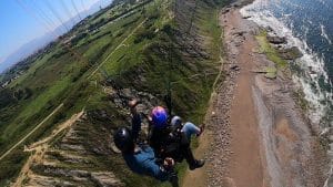 Vuelo biplaza en parapente en Sopelana. Una actividad segura para disfrutar de vistas panorámicas únicas de la playa y el Mar Cantábrico desde el aire.