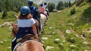 Vive una experiencia de turismo rural con un paseo a caballo por las comarcas de Girona. Conecta con el animal y el entorno en un ruta inolvidable.