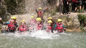 Vive la emoción del rafting en Castellón. Desciende los rápidos del río en una balsa neumática, la aventura perfecta para disfrutar en grupo.
