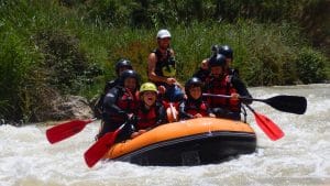 Rafting familiar en el Río Genil. Disfruta de un descenso seguro y adaptado para niños, la aventura acuática ideal para toda la familia en Andalucía.