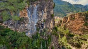 Disfruta de la escalada vertical con la ayuda de grapas en una Vía Ferrata en Castellón. La aventura ideal para iniciarse en la montaña con total seguridad.