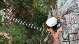 Cruza el impresionante puente de la Vía Ferrata La Mulatica. Disfruta de las espectaculares vistas panorámicas del paisaje de Valencia desde lo alto de la ruta.