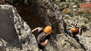 Conquista la Vía Ferrata Roca Figueral. Una ruta de escalada vertical equipada con grapas y línea de vida para vivir una aventura emocionante en la montaña catalana.