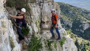 Disfruta de las espectaculares vistas panorámicas de la sierra desde la Vía Ferrata de Ulldecona. La actividad perfecta para amantes de la montaña y la altura en Tarragona.