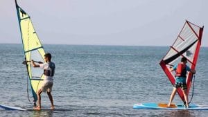 Cursos de windsurf en Tarragona para todos los niveles. Navega con el viento en el Mar Mediterráneo y siente la emoción de deslizarte sobre las olas.