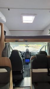 interior-autocaravana-alquiler-6plazas-ribeira-sacra-lugo